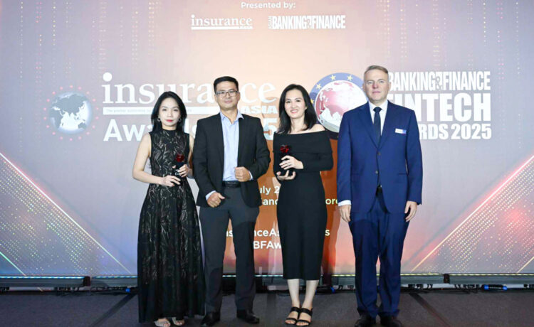 Bà Chung Trâm, Lãnh đạo phòng sản phẩm Xe cơ giới, ông Cao Trí, Lãnh đạo phòng Bồi thường, và bà Nguyễn Vy, Lãnh đạo phòng sản phẩm Tai nạn & Sức khỏe, đại diện Bảo hiểm Liberty nhận 2 giải thưởng tại IAA 2025