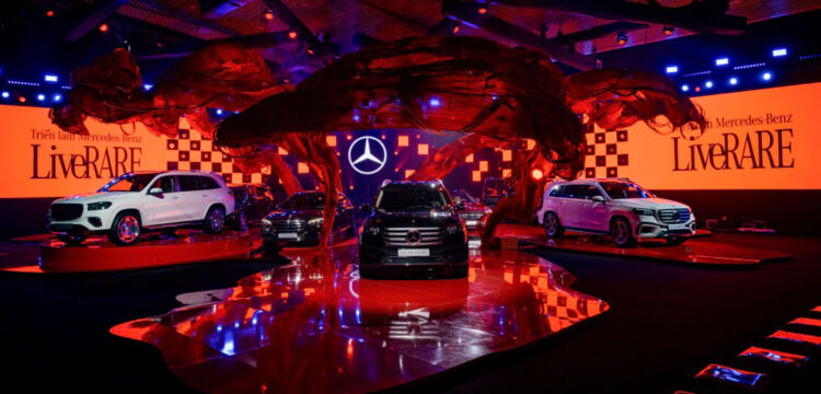 Sự kiện LiveRARE của Mercedes-Benz tại TP.HCM quy tụ dàn xe sang trị giá gần 100 tỷ đồng, nổi bật với hai phiên bản GLS mới và màn kết hợp thời trang độc đáo. Đặc biệt, khách hàng mua xe trong tháng 7/2025 sẽ nhận ưu đãi bảo hiểm Liberty và quà tặng bảo dưỡng hấp dẫn. Chương trình đánh dấu hợp tác chiến lược giữa Liberty và Mercedes-Benz từ 2018, mang lại trải nghiệm đẳng cấp cho chủ sở hữu xe sang tại Việt Nam.