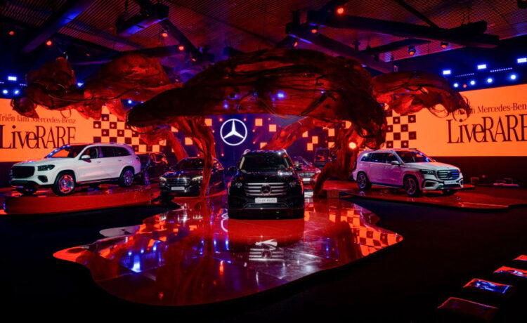 Sự kiện LiveRARE của Mercedes-Benz tại TP.HCM quy tụ dàn xe sang trị giá gần 100 tỷ đồng, nổi bật với hai phiên bản GLS mới và màn kết hợp thời trang độc đáo. Đặc biệt, khách hàng mua xe trong tháng 7/2025 sẽ nhận ưu đãi bảo hiểm Liberty và quà tặng bảo dưỡng hấp dẫn. Chương trình đánh dấu hợp tác chiến lược giữa Liberty và Mercedes-Benz từ 2018, mang lại trải nghiệm đẳng cấp cho chủ sở hữu xe sang tại Việt Nam.