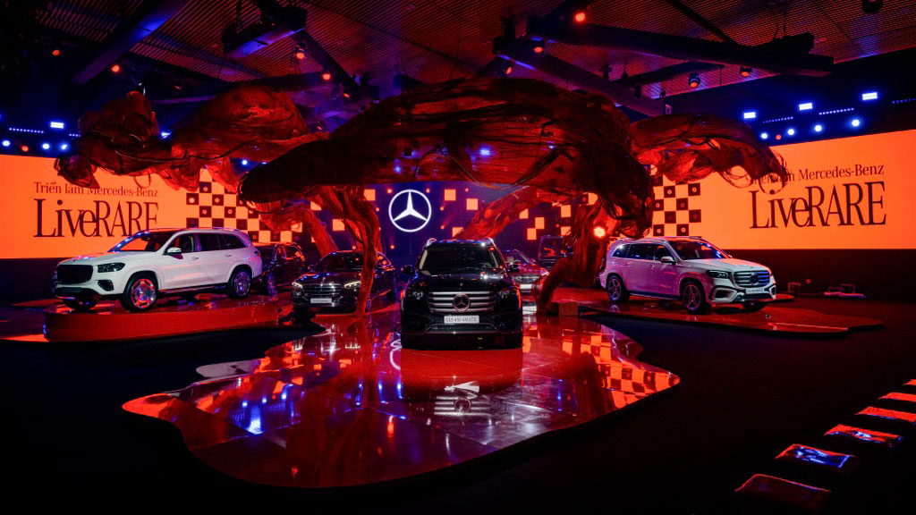 Sự kiện LiveRARE của Mercedes-Benz tại TP.HCM quy tụ dàn xe sang trị giá gần 100 tỷ đồng, nổi bật với hai phiên bản GLS mới và màn kết hợp thời trang độc đáo. Đặc biệt, khách hàng mua xe trong tháng 7/2025 sẽ nhận ưu đãi bảo hiểm Liberty và quà tặng bảo dưỡng hấp dẫn. Chương trình đánh dấu hợp tác chiến lược giữa Liberty và Mercedes-Benz từ 2018, mang lại trải nghiệm đẳng cấp cho chủ sở hữu xe sang tại Việt Nam.